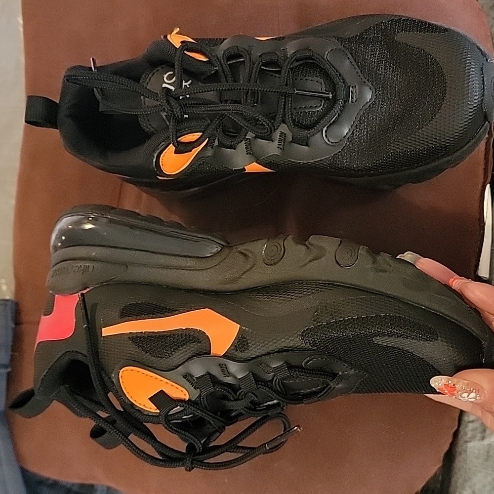 Nike - Picture 2 of 10